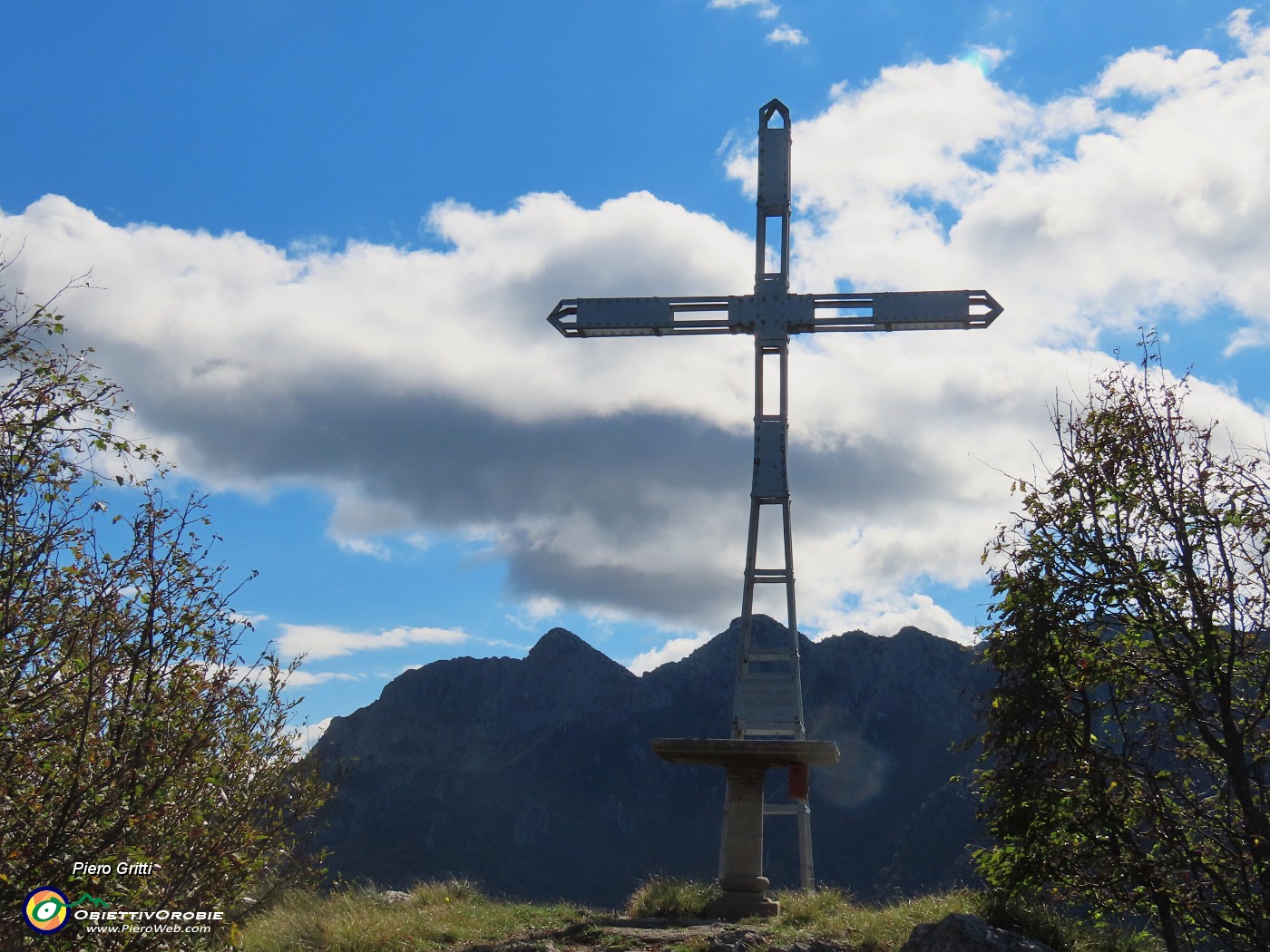 39 Alla croce del Monte Castello (1425 m) con vista in Alben.JPG